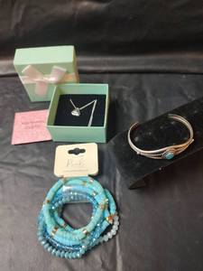 lot 710 image: Mixed Lot Jewelry