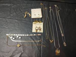 lot 711 image: Mixed Jewelry Lot - Size 9 and 6.5 Rings