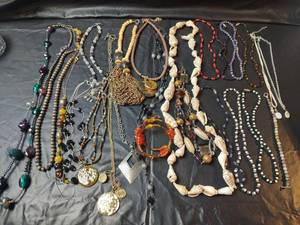 lot 712 image: Mixed Lot Jewelry