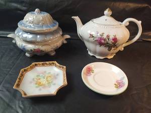lot 740 image: Floral Pattern Porcelain Tea Pots and More