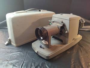 lot 750 image: Viewlex Film Strip Projector with Lustar Anastigmat Lens