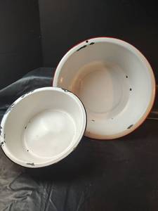 lot 760 image: Enamelware Bowl Set - Black and Red Trim, 10 and 15 inches