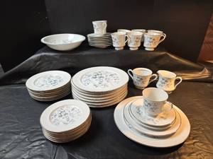 lot 761 image: Imoco Cambridge Blue Garland China Set 43pc (missing sugar lid)