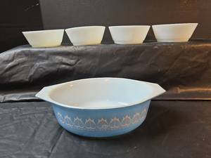 lot 764 image: Pyrex White and Blue Casserole Dish and (4) Fire King Bowls