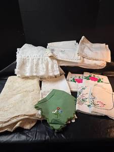 lot 770 image: Embroidered Floral Linen Collection