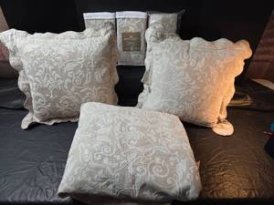 lot 772 image: Full Size Royal Velvet Floral Damask Bedspread, 2 Throw Pillows, and Valances - Set of 3