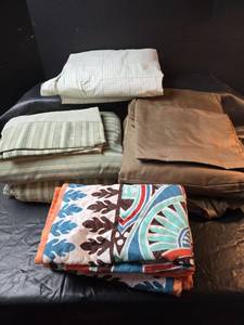 lot 773 image: Queen Sheet Sets and 2 Pillow Shams