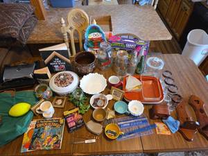 lot 774 image: Mixed Household Items - Books, Glassware, Tupperware,  Melamine,  Holiday, and More