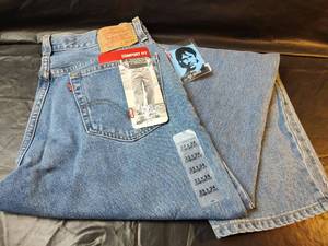 lot 811 image: Levis 560 Comfort Fit Jeans 33x34