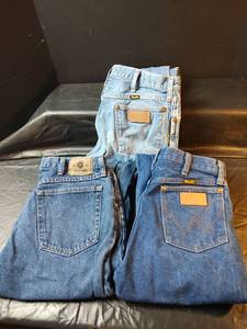 lot 812 image: Wrangler Relaxed Fit Blue Denim Jeans