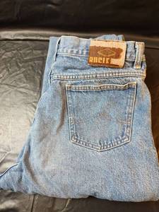 lot 820 image: Bugle Boy Light Wash Jeans 33x34