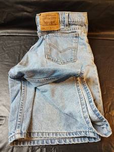 lot 833 image: Levis 550 Relaxed Fit Shorts, 33 Waist