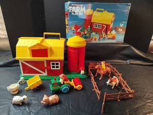 lot 843 image: Lil Playmates Farm Play Set with Animals, Plastic