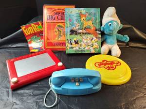 lot 846 image: 1980s Assorted Toy Bundle