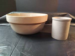 lot 850 image: Glazed Stoneware Crocks - Small Size Redwing