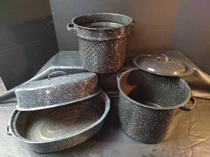 lot 852 image: Speckled Blue Enamelware Cooking Pots
