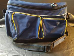 lot 856 image: Rubbermaid Blue Ice Cooler Bag with Compartments
