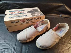 lot 863 image: Skechers BOBS Memory Foam Womens Slip-On Shoes Size 9.5, Like New