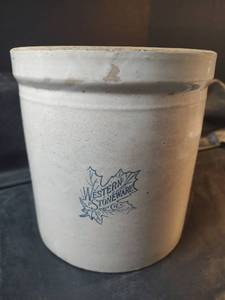 lot 887 image: Western Stoneware Co. Crock Pots