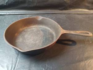 lot 894 image: 8-inch Cast Iron Skillet