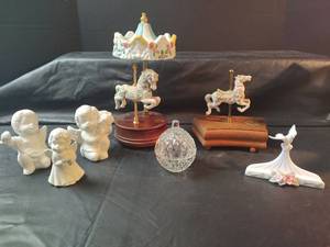 lot 898 image: Willitts Designs Carousel Music Box 31917500, Carousel Music Box and More