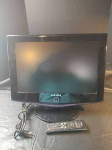 lot 910 image: Samsung LN-S1951W 19-inch LCD TV with Remote