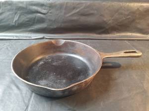 lot 921 image: 8-inch Cast Iron Skillet