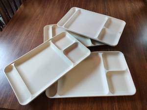 lot 942 image: Tupperware White Divided Serving Trays