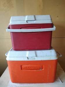 lot 1008 image: Rubbermaid Retro Cooler Set