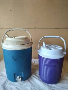lot 1010 image: Rubbermaid Water Coolers