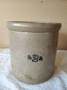 lot 1015 image: 2 Gallon Stoneware Crock