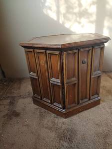 lot 1026 image: Mid-Century Hexagonal Pedestal Side Table