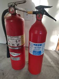 lot 1033 image: Amerex and Kidde Fire Extinguishers, UL Rated 2A 40B C, For Multiple Types of Fires