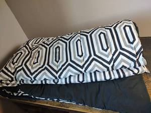 lot 1068 image: Mainstays Geometric Pattern Comforter, 76 x 90