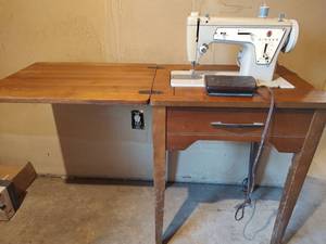 lot 1070 image: Singer Fashion Mate 237 Sewing Machine with Wood Table