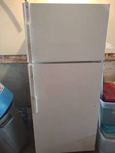 lot 1071 image: GE White Top-Freezer Refrigerator, 28 wide x 28.5 deep x 65 tall, Runs, Needs Cleaned