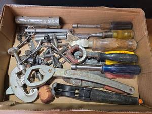 lot 1532 image: Mixed Lot of Hand Tools and Pipe Cutters