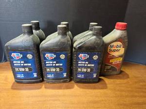 lot 1556 image: Carquest 10W-30 and Mobil Super Motor Oil
