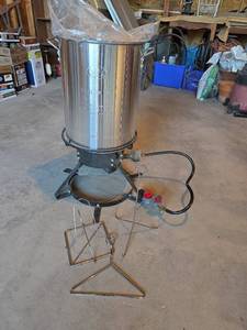 lot 1567 image: Outdoor Turkey Fryer with Stand and Regulator up to 20lb Turkey