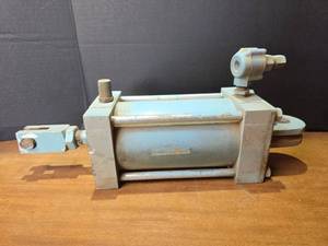 lot 1594 image: Industrial Pneumatic Air Cylinder Assembly