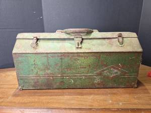 lot 1595 image: 1950s Green Metal SK Tool Box