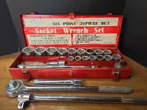 lot 1598 image: Six Point 21-Piece Socket Wrench Set with Metal Case