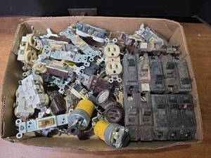 lot 1601 image: Mixed Lot of Electrical Components - GE Circuit Breakers and Outlets