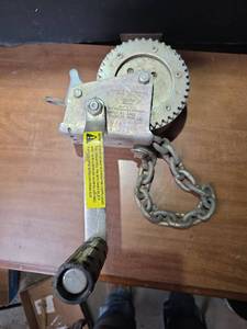 lot 1622 image: Shelby 5405 Chain Hoist 1400lb Capacity