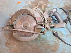 lot 1666 image: Skilsaw HD5860 7-14 Worm Drive Circular Saw- could use new cord