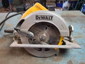 lot 1671 image: DeWalt DWE575 7-14 Circular Saw