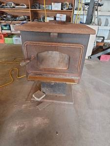 lot 1686 image: Vansco Treemont MH1200 Wood Burning Stove 23in x 25in x 32in