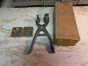 lot 2011 image: Franklin Revolving Head Tattoo Kit for Livestock