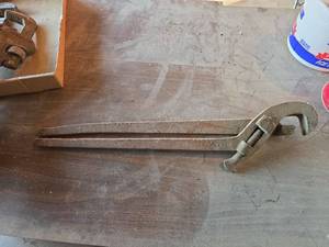 lot 2058 image: Large Industrial Pipe Wrench 24-inch