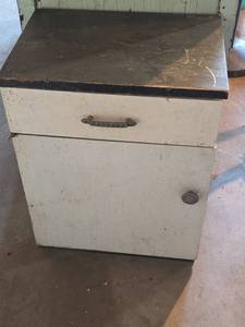 lot 2067 image: Small Cabinet